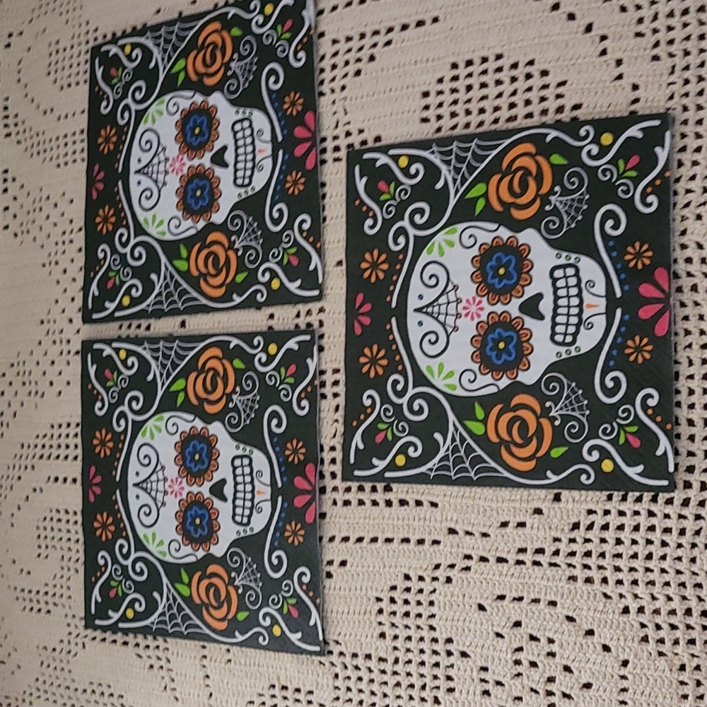 - 🥰Free with bundle purchase 3 Skull Napkins